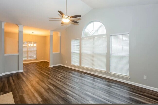 Foto del edificio - 8311 Springhead Ln