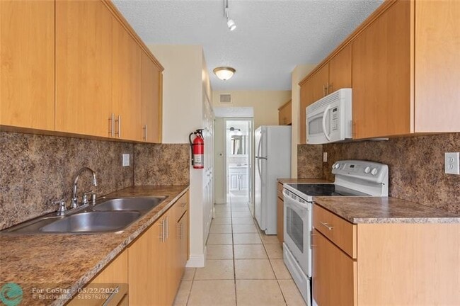 Building Photo - 3550 Blue Lake Dr