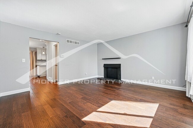 Building Photo - Charming Condo with Washer/Dryer and Centr...