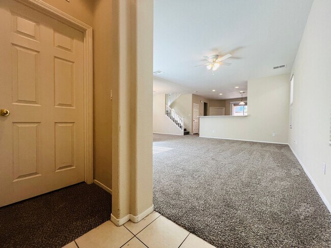Foto del edificio - Blue Diamond & Durango 2-story, 3 Bedroom + Den SW home ready for immediate move in!