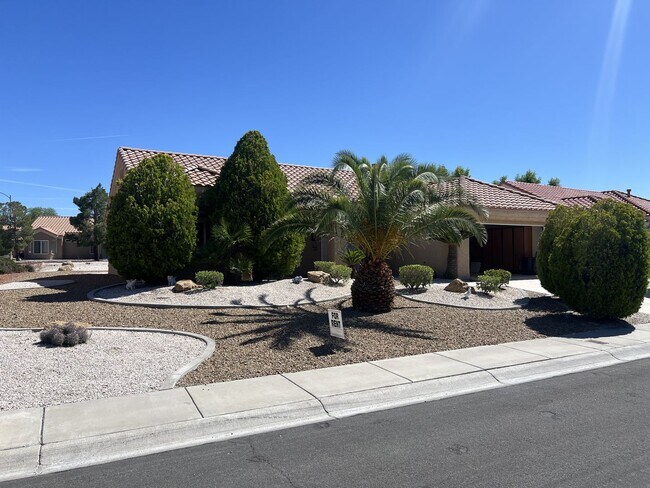 Building Photo - Beautifully Updated 2 Bedroom, 2 Bathroom ...