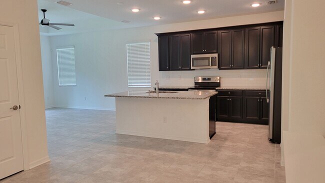 Building Photo - PENDING LEASE-Annual UNfurnished 3/2 newer...