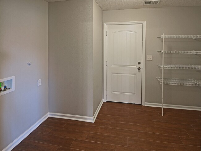 Building Photo - 3 bedroom 2.5 bath over 2,200 sq feet near Hacks Cross and Shelby Dr