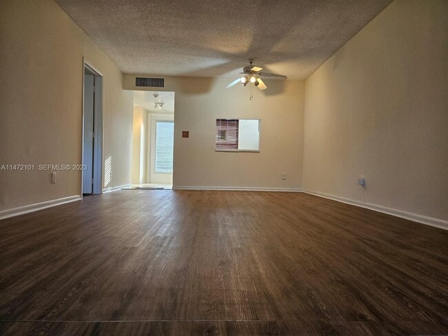 Foto del edificio - 5940 NW 64th Ave