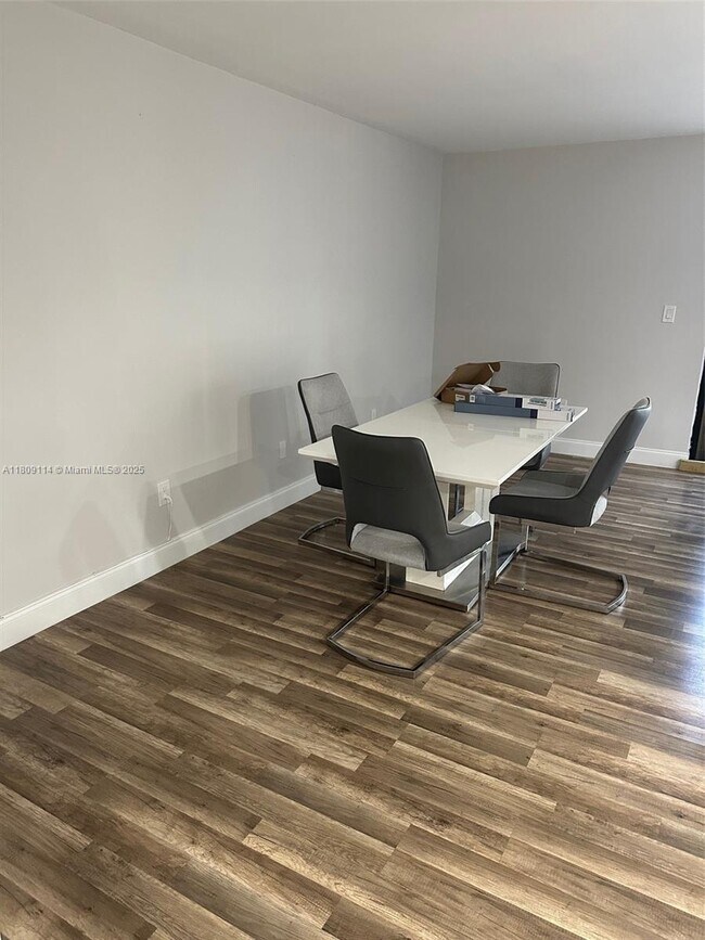 Foto del edificio - 685 NE 206th Terrace