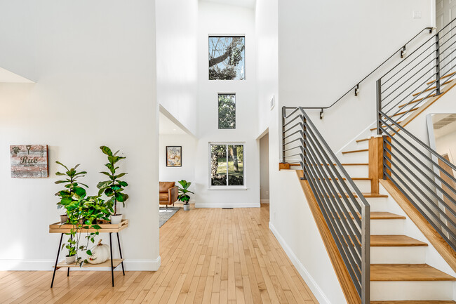 Building Photo - 65 Saxon Wood Rd