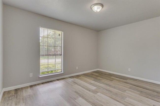 Building Photo - 2115 Rose Hill Rd