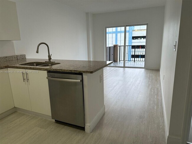 Foto del edificio - 3410 Coral Way