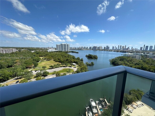 Foto del edificio - 16385 Biscayne Blvd