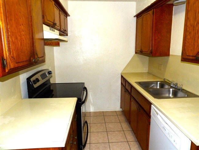 Building Photo - 6405 NW Oak Ave