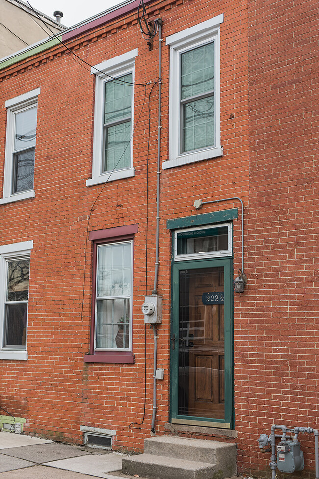 Building Photo - 222 W Walnut St