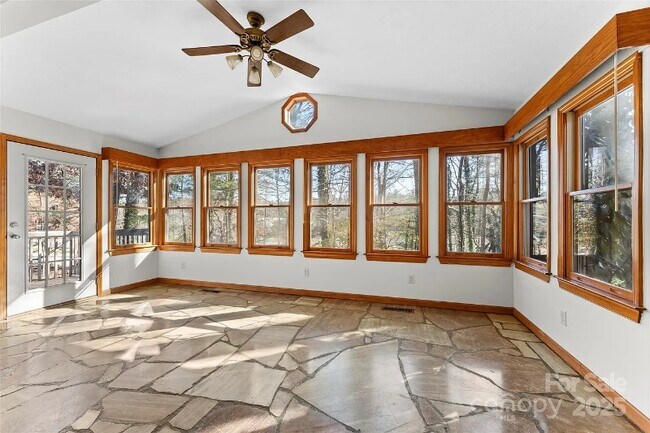 Foto del edificio - 550 Kinross Dr