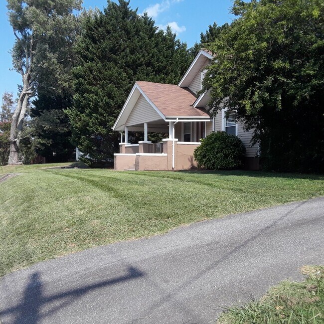 Foto del edificio - 858 Highland Ave NE