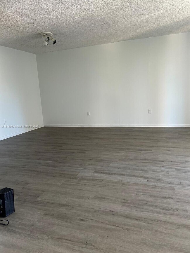 Foto del edificio - 17600 N Bay Rd