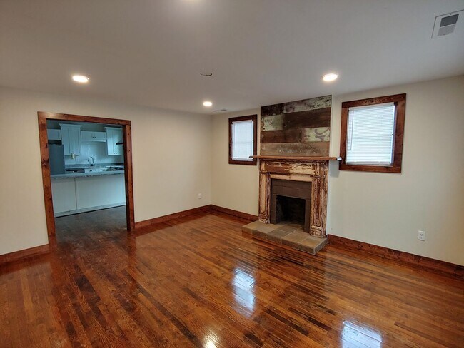 Building Photo - Charming 1940's Remodeled Home!
