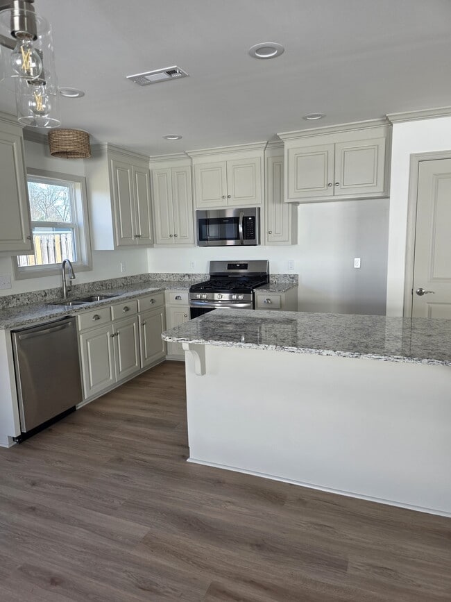 Building Photo - 115 Thistlewood Dr