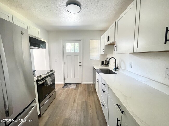 Building Photo - 5949 Maple Leaf Dr E