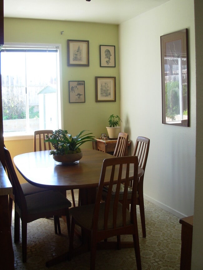 Building Photo - 2 bedroom and 1.5 bath house in Los Osos