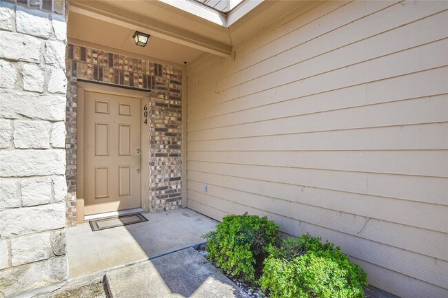 Building Photo - 604 Red Tails Dr