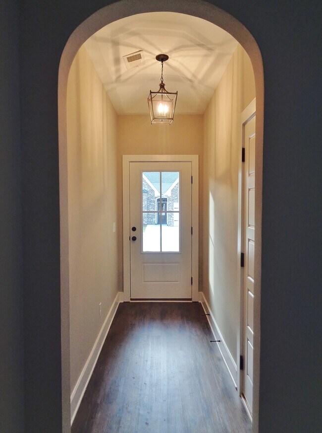 Building Photo - Beautiful Home for Rent in Lake Cyrus... A...