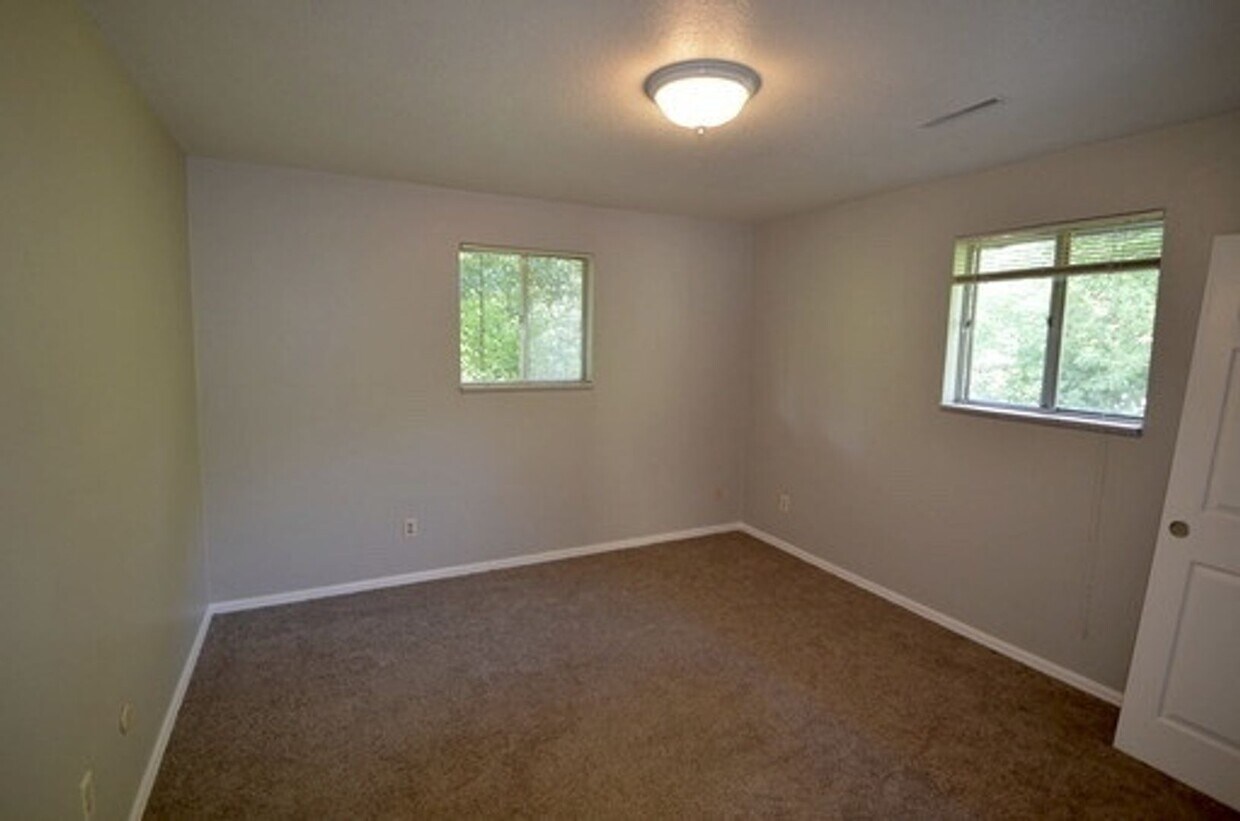 Building Photo - 6209-6213 S Sterne Pkwy