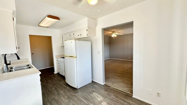 Building Photo - Darling Single Story Home with Spacious & ...