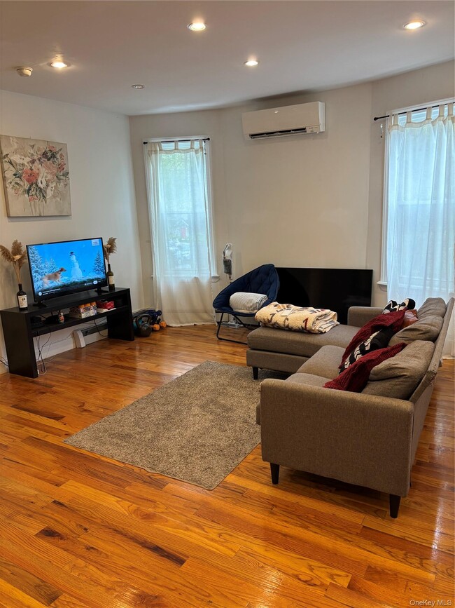 Building Photo - 2866 Dudley Ave