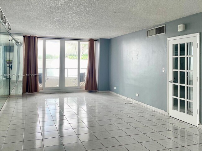 Foto del edificio - 5005 Collins Ave