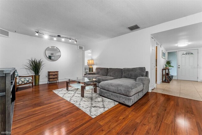 Building Photo - 3 br, 2 bath House - 211 Banyan Court