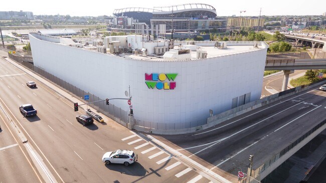 Miau Lobo - 1920 Hooker St