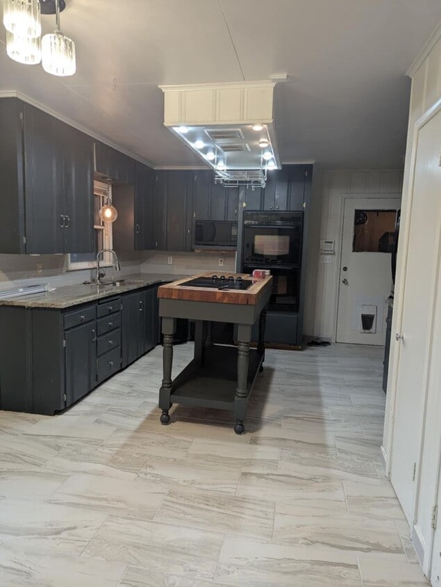 Building Photo - Beautiful 3 Bedroom home!  Fully renovated...