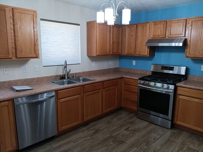 Foto del edificio - 3 Bedroom, 2 Bathroom Home! Schedule a Showing!