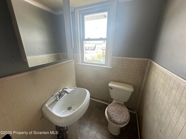 Building Photo - 594 Fellows Ave