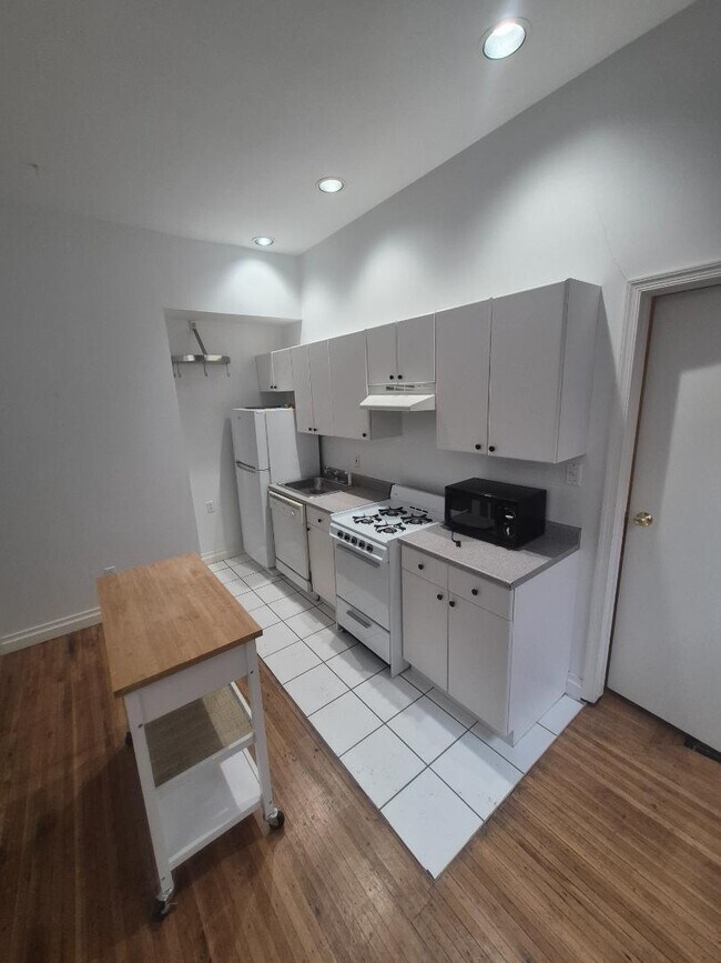 Building Photo - 162 Park St