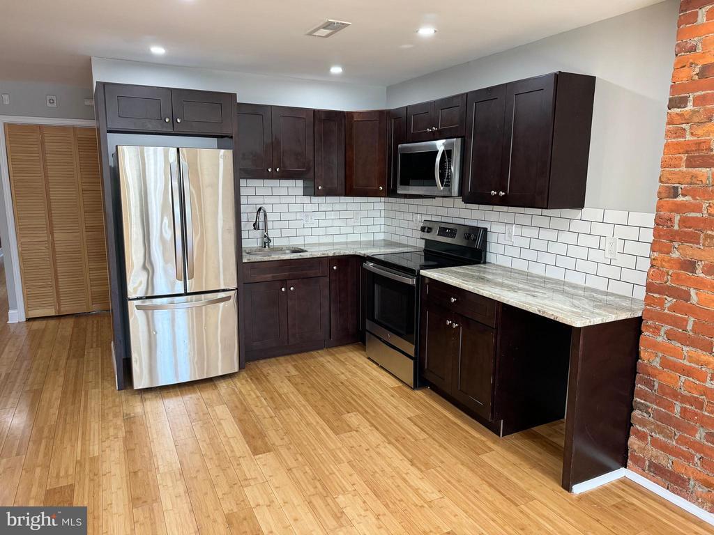 Foto principal - 6725 Elmwood Ave