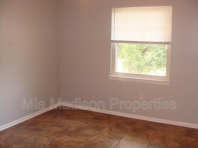Building Photo - 1 Oak Forest Ln