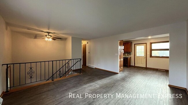 Building Photo - 4 bed 2 bath Newly Remodeled Home with att...