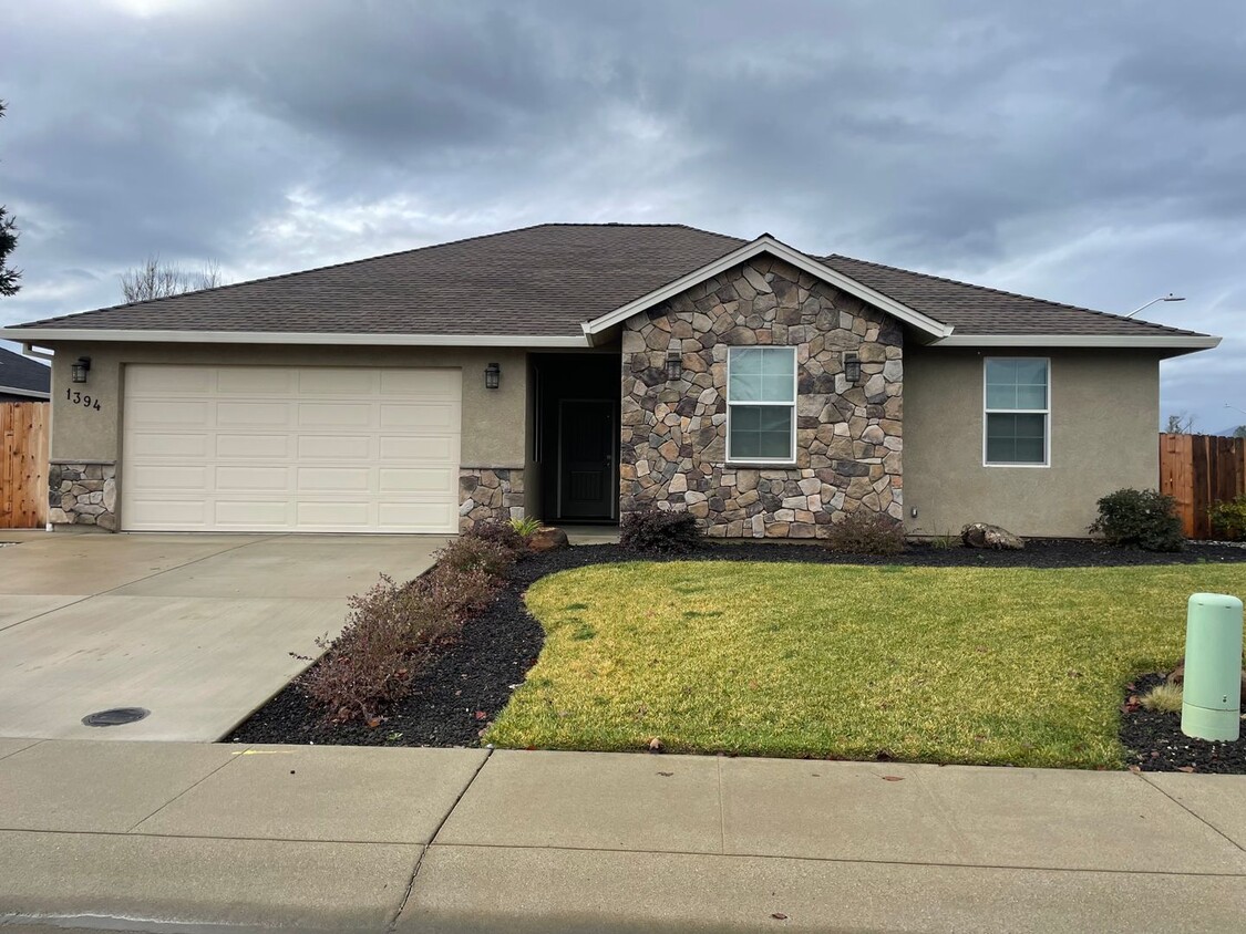Primary Photo - Beautiful 3 Bedroom Home