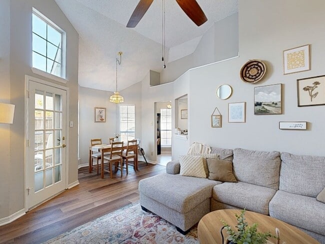 Foto del edificio - 18024 Whispering Gables Ln