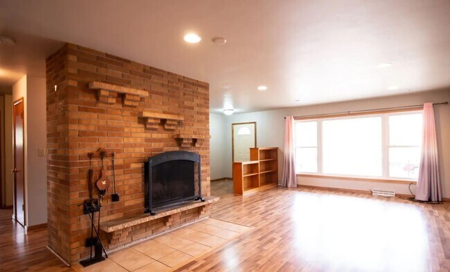 Building Photo - 4 Bedroom 3 Bathroom - South Fargo - All U...