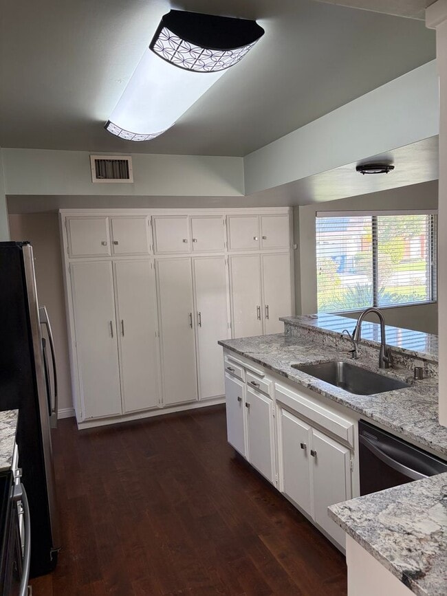 Building Photo - 55 and OLDER KERN CITY 2 BED UPDATED HOME