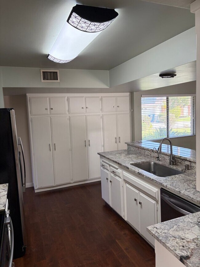 Foto del edificio - 55 and OLDER KERN CITY 2 BED UPDATED HOME