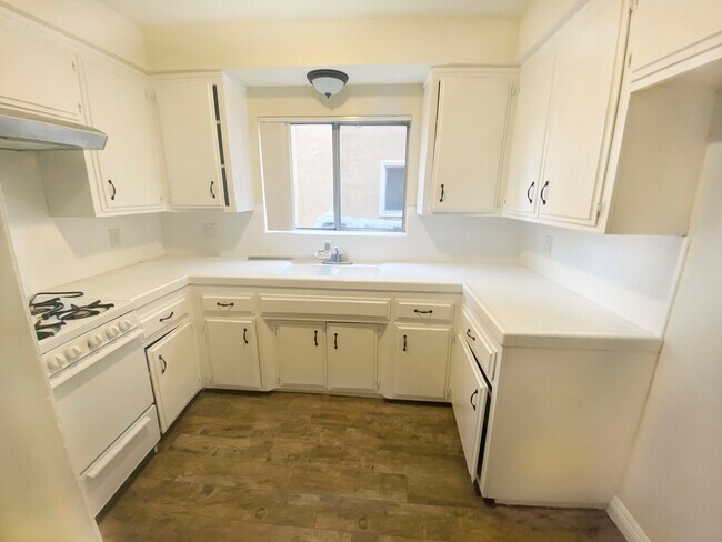 Building Photo - 11921 Manor Dr