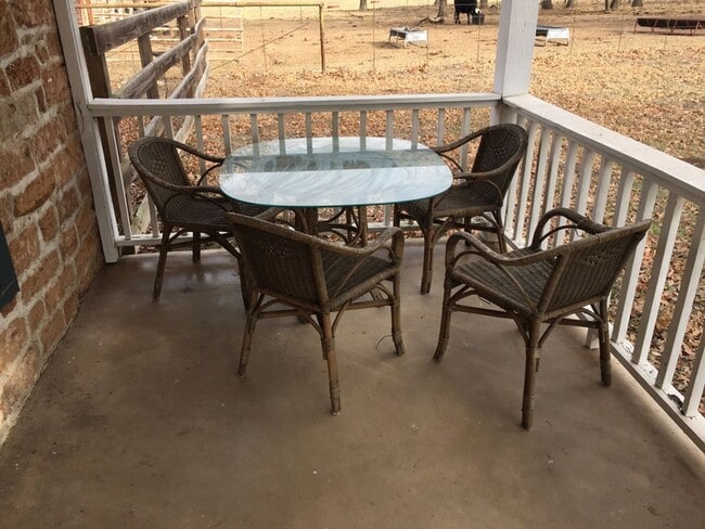 Building Photo - FOR LEASE!!