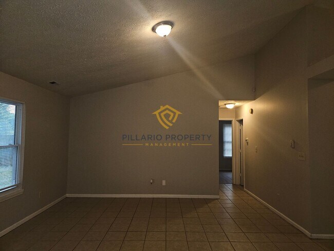 Building Photo - Cozy Attached Garage 3-Bedroom/2-Bathroom ...