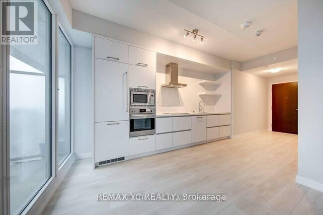 Building Photo - 2221 Yonge St