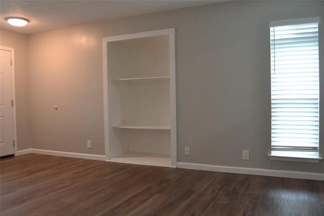 Building Photo - 12400 Tree Line Dr