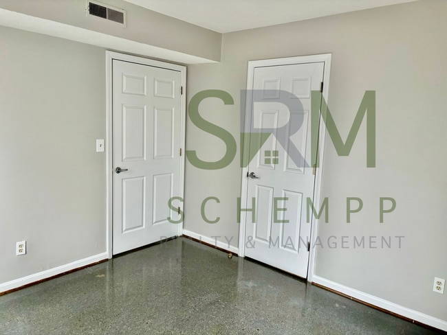 Building Photo - First floor 1 bedroom in West Louisville! Section 8 Accepted