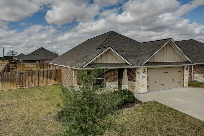 Building Photo - PRE-LEASE AUGUST 2025!! 4/4 in University ...