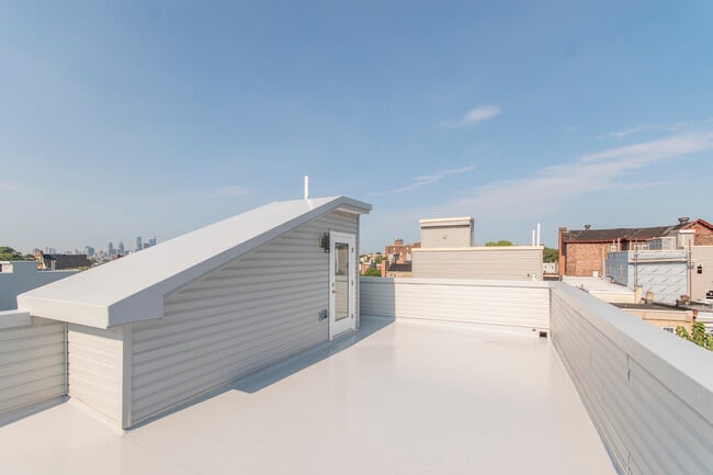Building Photo - 2434 N Mascher St